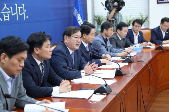 더불어민주당 김태년 원내대표가 14일 오전 서울 여의도 국회에서 열린 원내대책회의에서 발언하고 있다.   연합뉴스